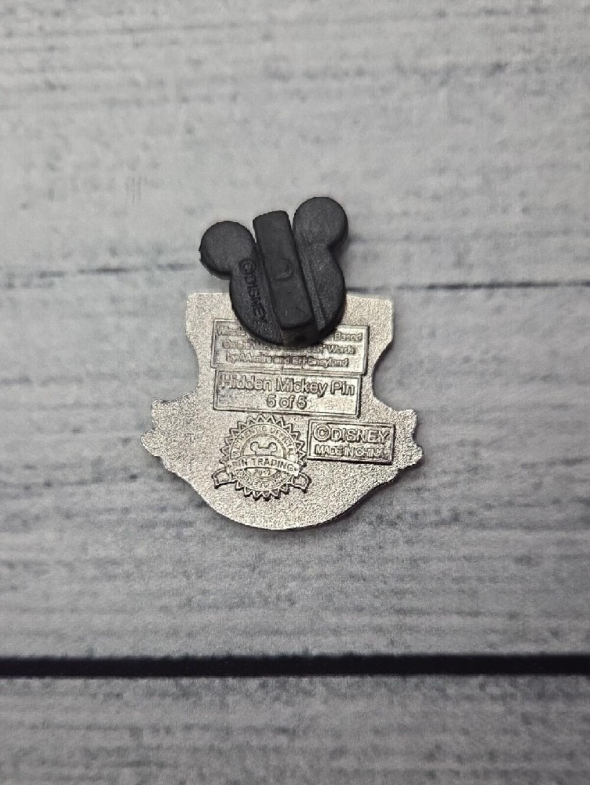 Disneyland Hidden Mickey 5 Of 5 Winnie the Pooh Crest 2012 Trading Pin