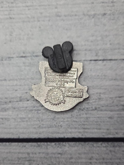 Disneyland Hidden Mickey 5 Of 5 Winnie the Pooh Crest 2012 Trading Pin